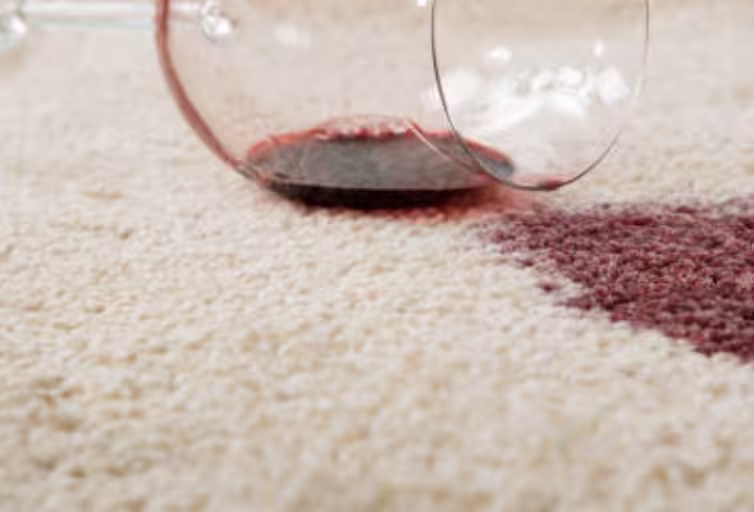 wino czerwone plama na wykładzinie